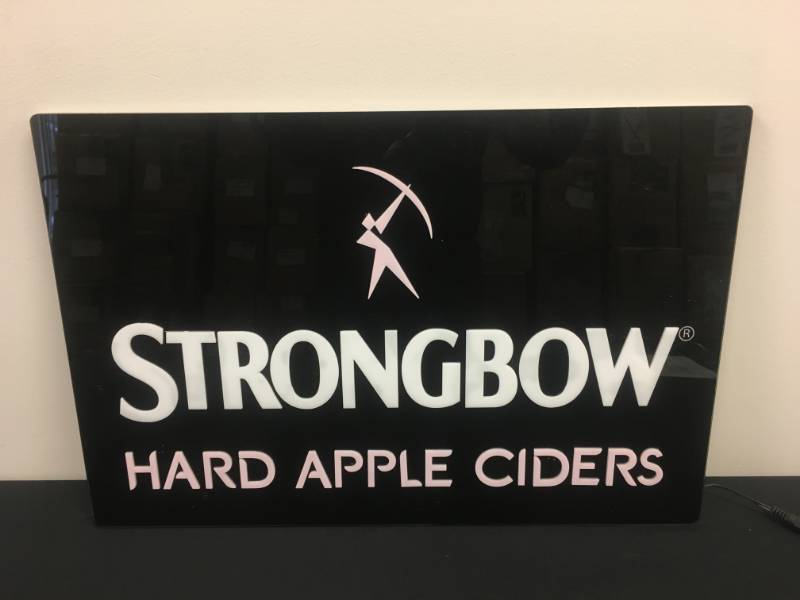 lot 3 image: Strongbow Hard Apple Cider Lighted Sign - 20 x 13.5 light is intermittent