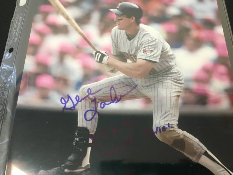 lot 74 image: Minnesota Twins - Gene Larkin Autographed 8 x 10