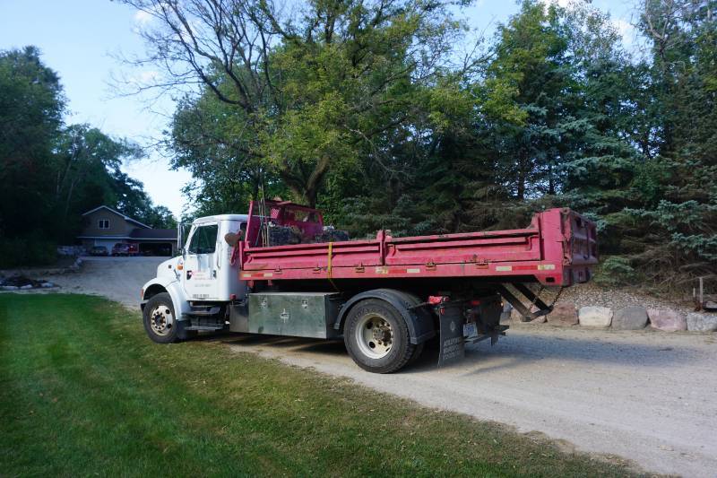 lot 1 image: 1999 International 4700 DT444 16 Roll Off Truck