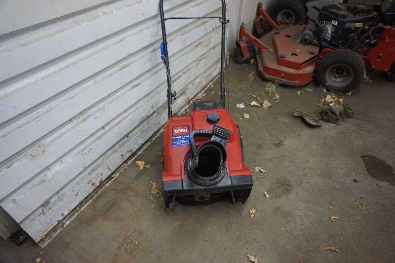 lot 13 image: Toro Model 418 ZR Power Clear Snow Blower