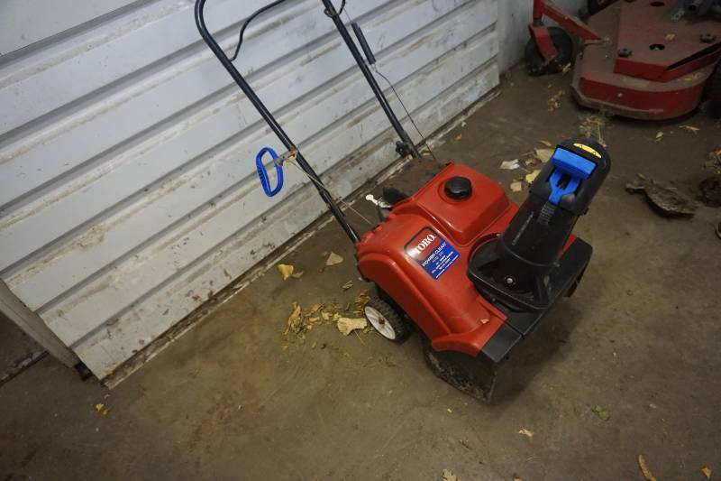 lot 14 image: Toro Model 418 ZR Power Clear Snow Blower 87 cc Motor 18 Width
