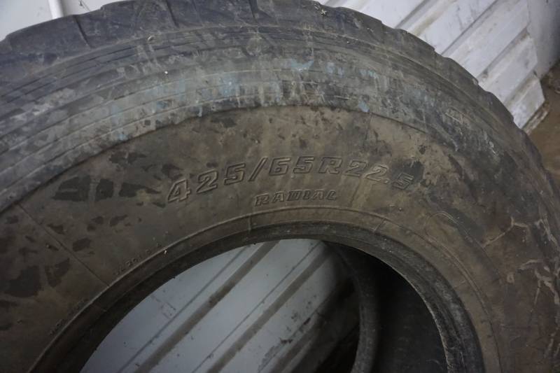 lot 6 image: Bridgestone M844 Radial Truck Tire