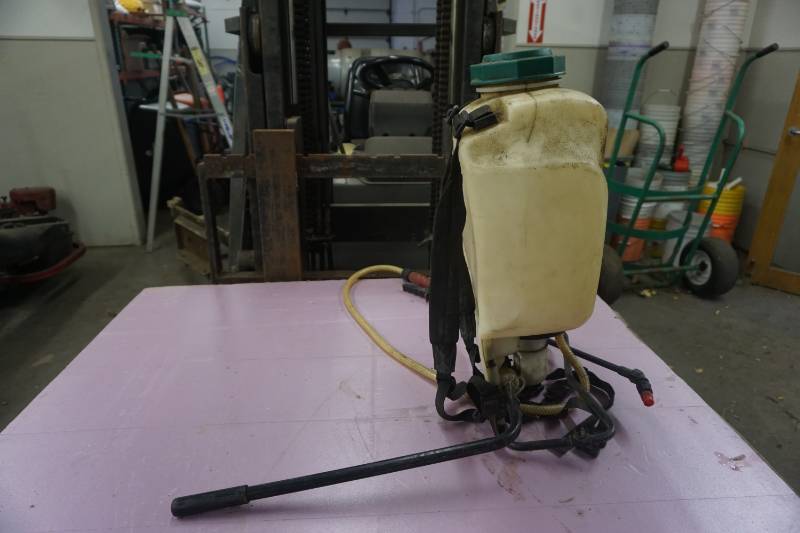 lot 8 image: 4 Gallon Back Pack Sprayer