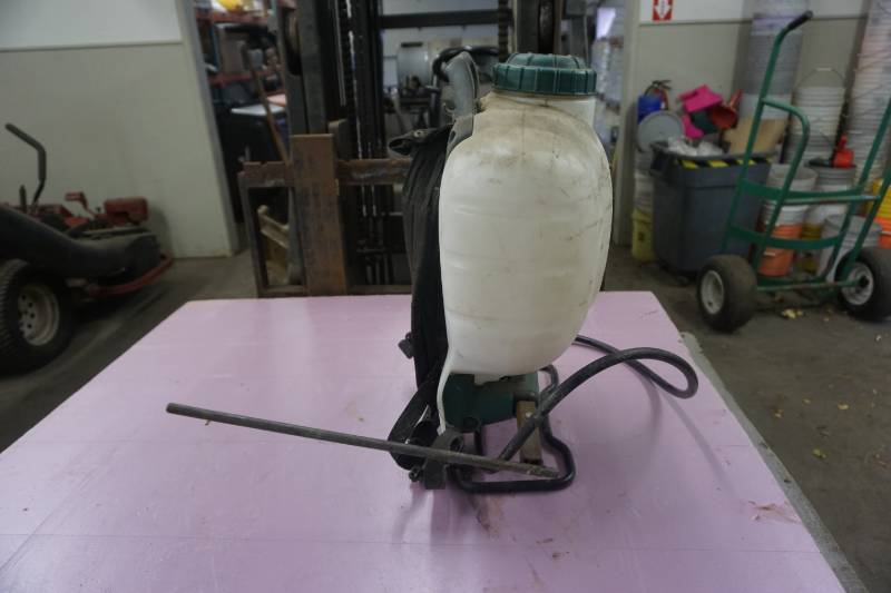 lot 7 image: Lesco 4 Gallon Back Pack Sprayer
