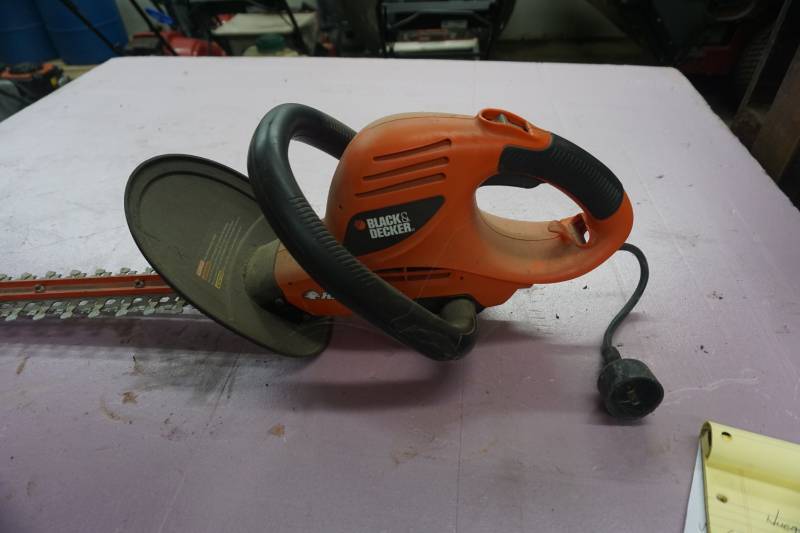 lot 12 image: Black & Decker Hedge Hog Electric Hedge Trimmer