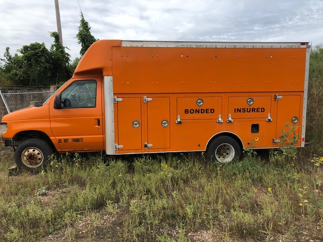 lot 3 image: 2005 Ford E- 450 Service TruckBox Truck