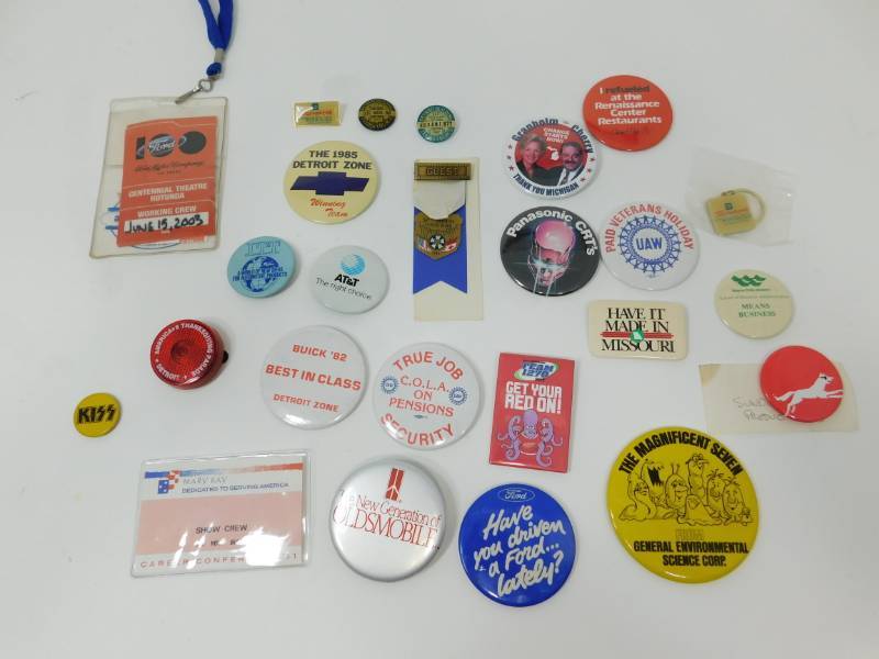 lot 14 image: Collectable Buttons & Other Items