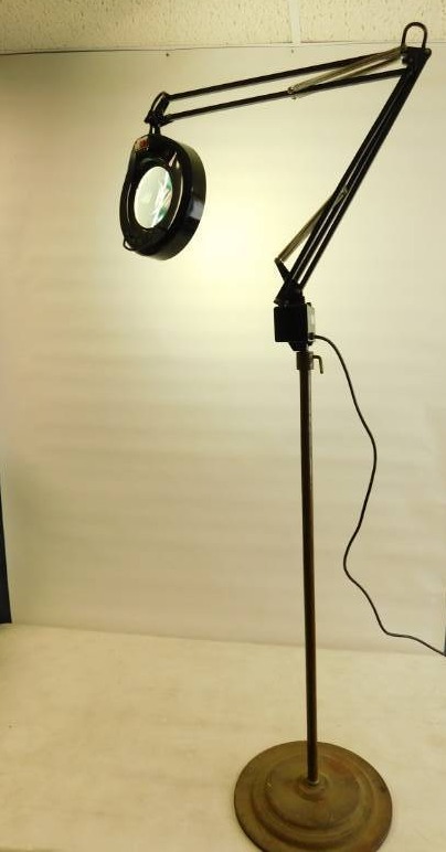 lot 45 image: Electric Free Standing Magnifying Magnifier Lamp Lite