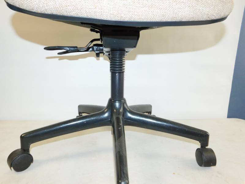 lot 46 image: Light Tan Tweed Adjustable Swivel Desk Chair On Casters
