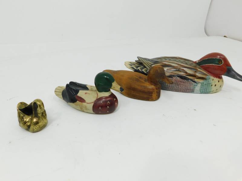 lot 76 image: Four Different Size Duck Figurines Decor