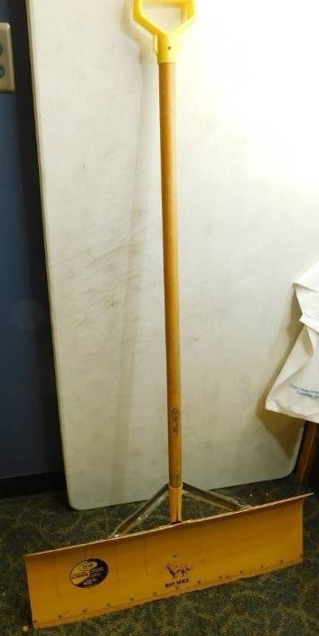 lot 110 image: Big Mac 30 Wide Yo-Ho Heavy Duty Aluminum Snow Pusher Shovel