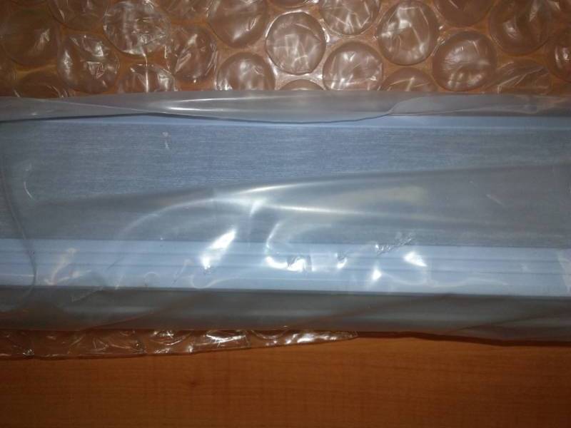 lot 3 image: NEW Vertical blind, blue. New, Springs brand.