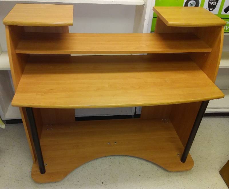 lot 4 image: Modern computer desk on casters.. Great condition.