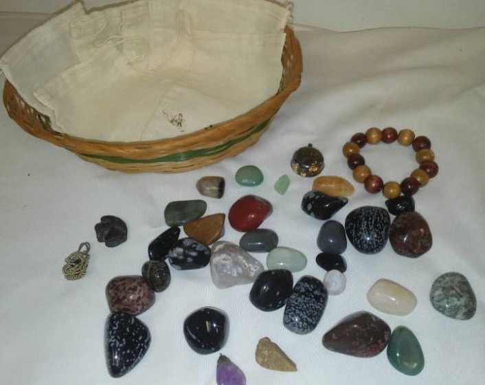 lot 7 image: Polished rocks Plus Cotton drawstring bags.