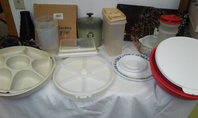 lot 12 image: Kitchen lot - big. Tupperware, Corelle and more