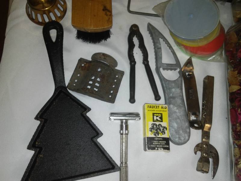 lot 13 image: Vintage utensils, nick-knacks, dcor, complete light kit, new and more.