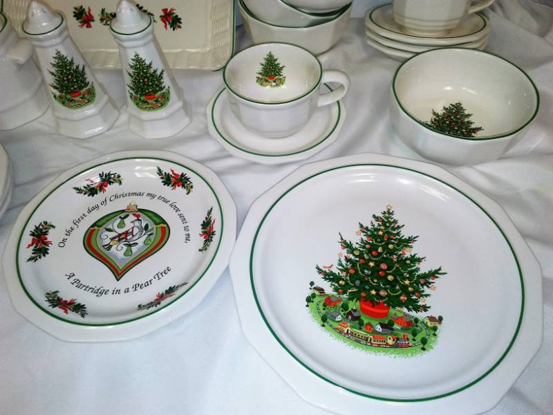 lot 15 image: Pfaltzgraf Christmas dishes setting for 4 plus accessories