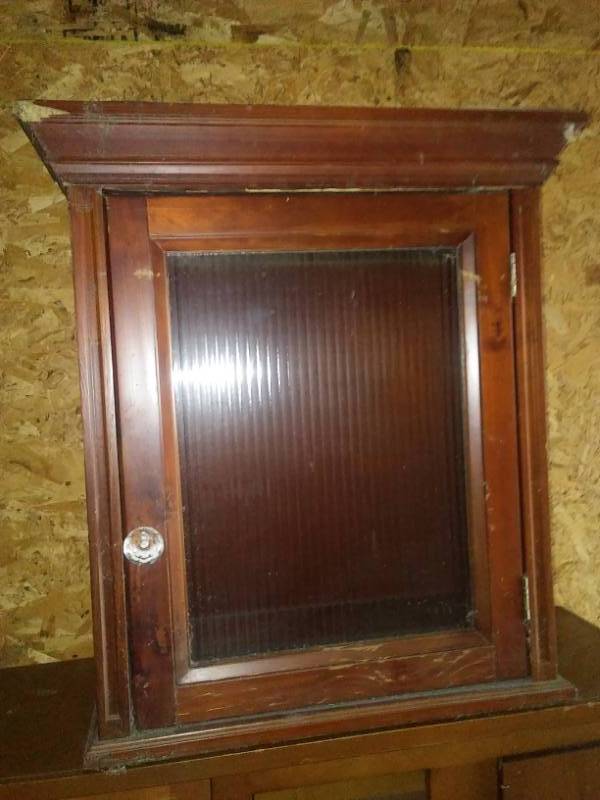 lot 19 image: 3 vintage cabinets for upscaling.