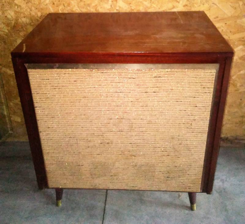 lot 22 image: Vintage Console stereo, high-fidelity. Powers up.