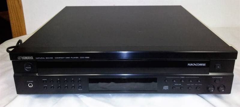 lot 44 image: Yamaha 5 disc CD changer Flash Player.