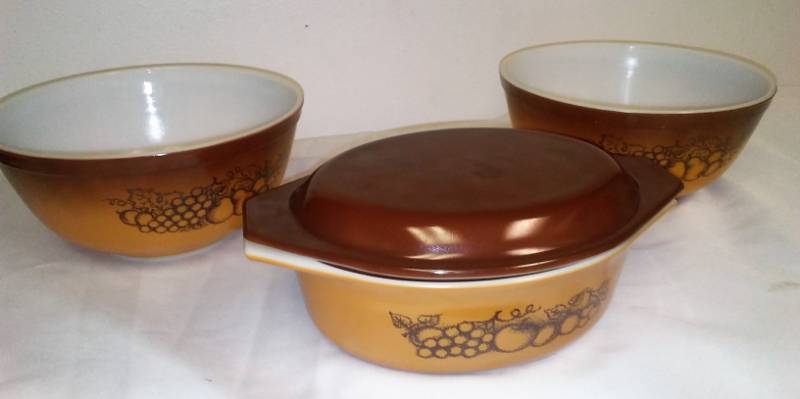 lot 70 image: Vintage Pyrex Old Orchard