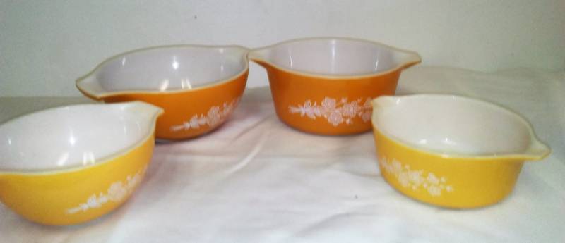 lot 74 image: Pyrex gold butterfly Bowls, Circa 1979 - 1981.