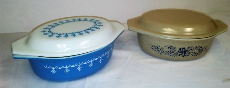 lot 75 image: 2 Vintage Pyrex casseroles.