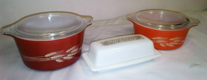 lot 76 image: 3 vintage Pyrex.
