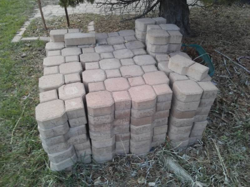 lot 173 image: Outdoor bullethead and Octagon patio pavers, see pictures for full details.