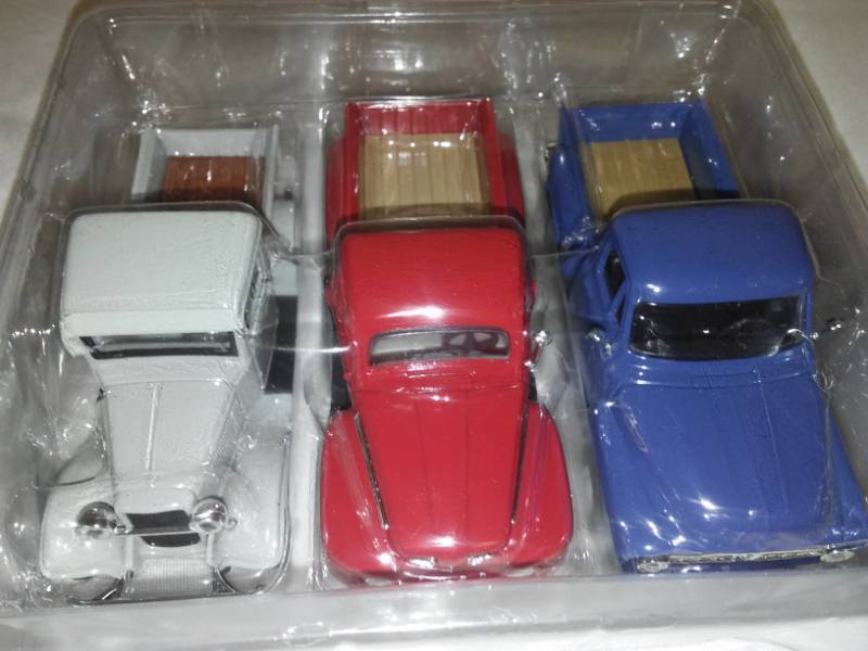 lot 96 image: 3 Ford pickups. 1950s, 40s, 30s. Blue red grey.