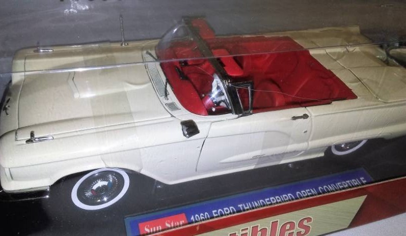 lot 98 image: 1960 Ford Thunderbird convertible.