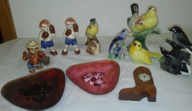 lot 102 image: Vintage collectible figurines and copper dishes.
