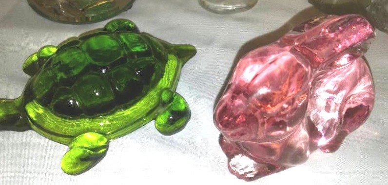lot 103 image: Vintage glass collectibles.