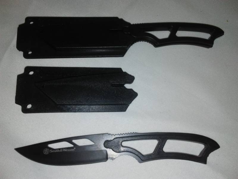 lot 112 image: 2 Smith & Wesson knives. . New