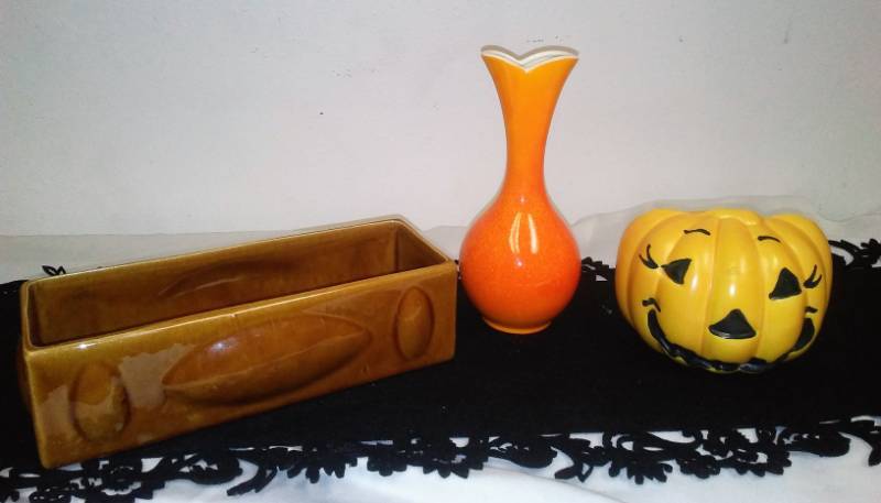 lot 123 image: 3 vintage Haeger pottery pieces.