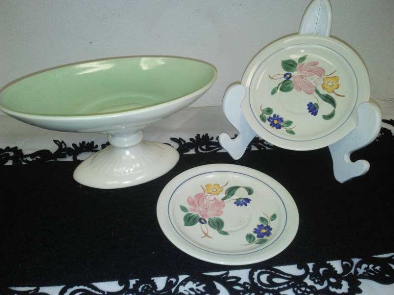 lot 128 image: Red Wing pedestal dish  2 Orleans saucers