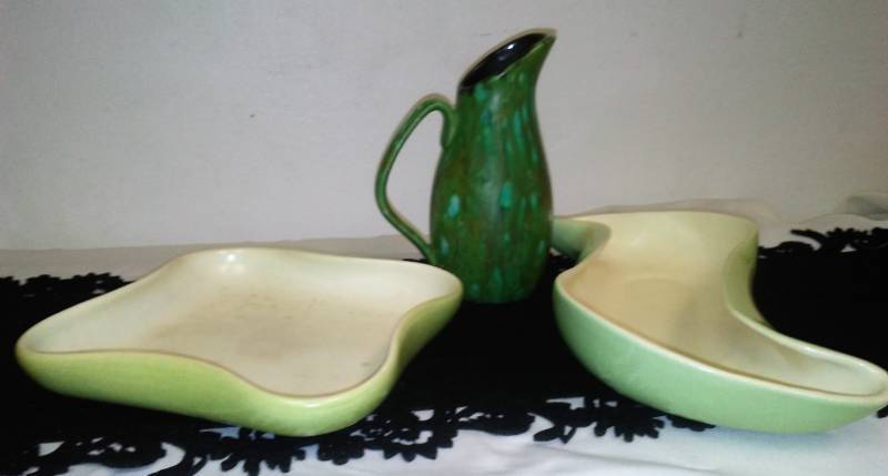 lot 129 image: Red Wing console bowls and pitcher vase.