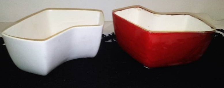lot 131 image: Red Wing mid-century modern planter, red and white.