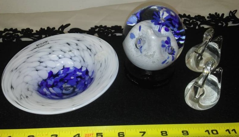lot 141 image: 4 glass pieces blue and heavy (Balslands Glashytta) plus two handmade swans by Titan glass.