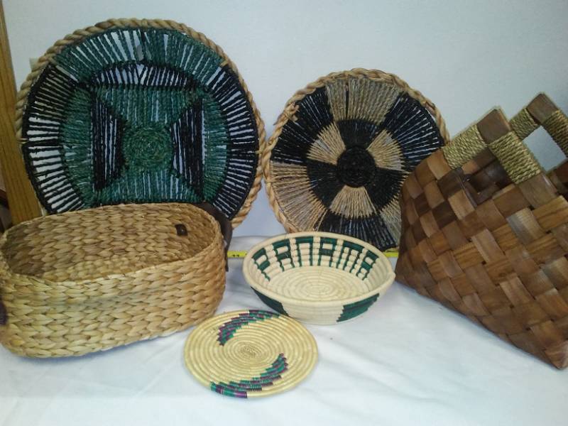 lot 161 image: 5 baskets and trivet.