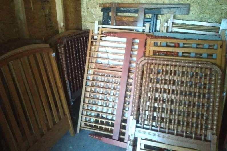 lot 172 image: Huge lot of crib end pieces for upscaling.