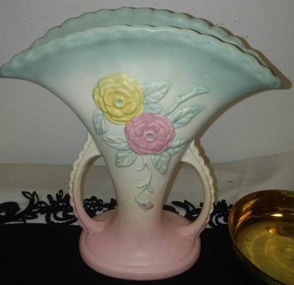 lot 192 image: Hull Pottery