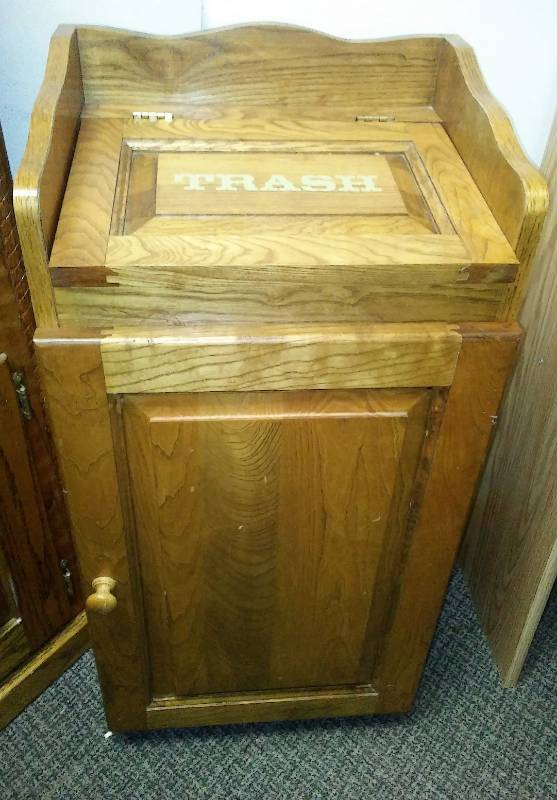 lot 205 image: Hinged Wood trash bin, Nice condition, like new.