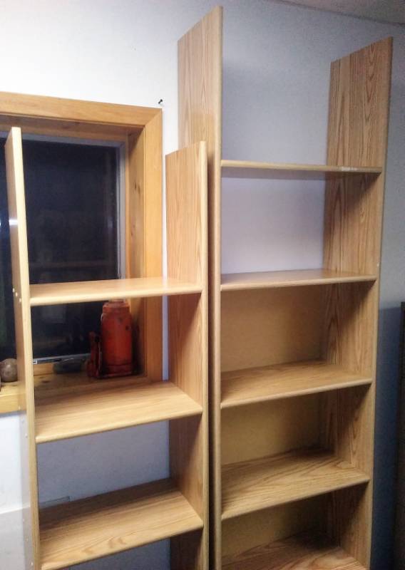 lot 207 image: 2 Open bookcases, light veneer wood finish.