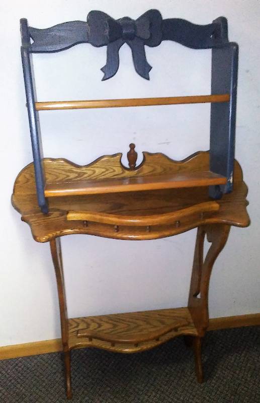 lot 209 image: Entryway, occasional table and American Plate shelf