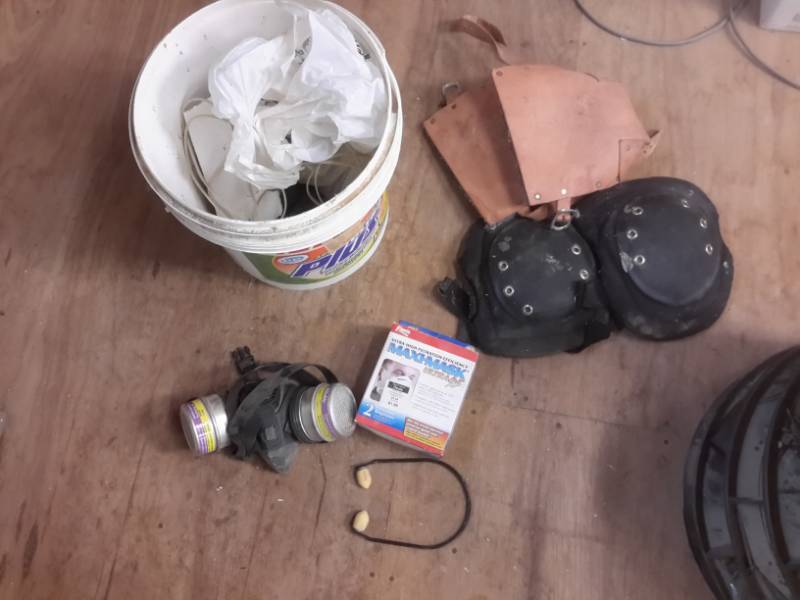 lot 52 image: Various Saftey Items, Knee Pads, Breathing Masks, and More