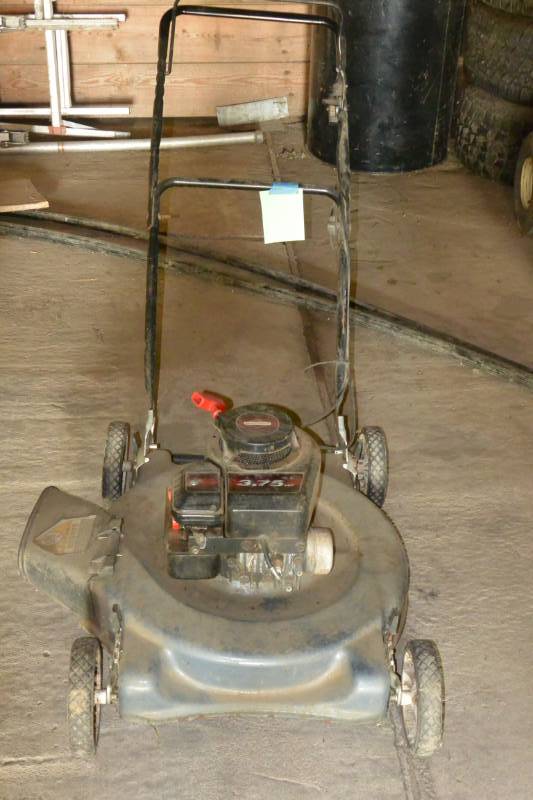 lot 3 image: Push mower, hasnt been started fo...