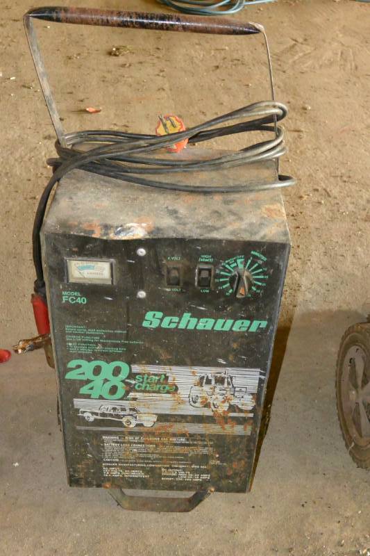 lot 9 image: Battery charger, works...