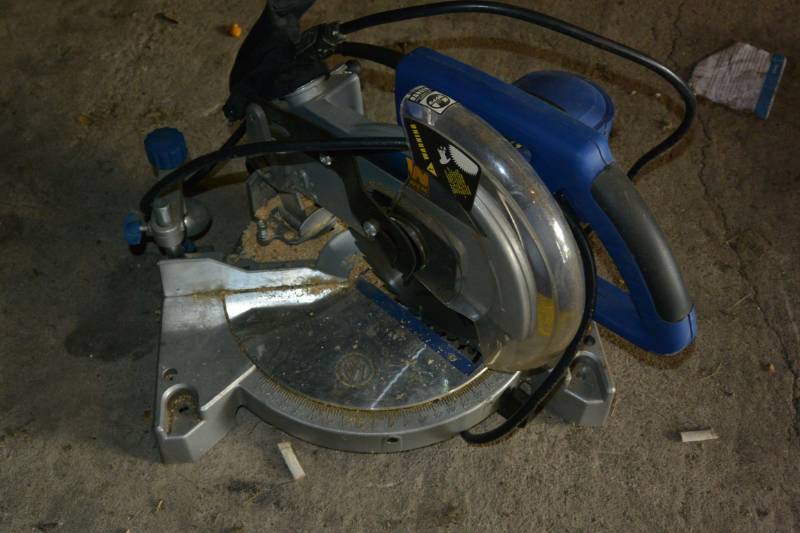 lot 19 image: Miter saw, works...