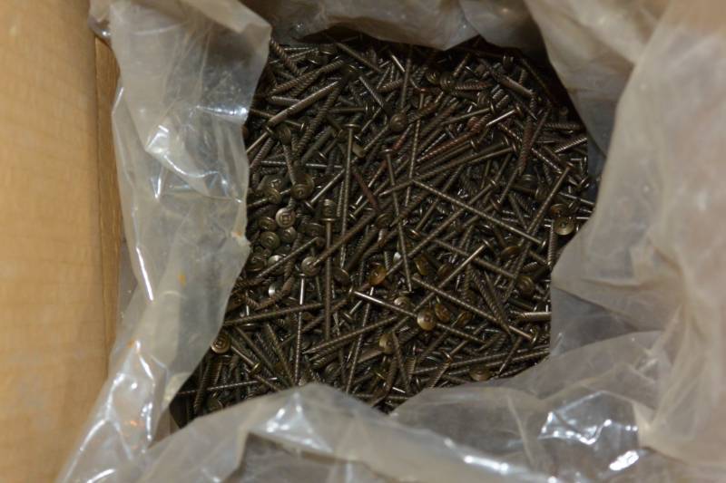lot 20 image: Screws...